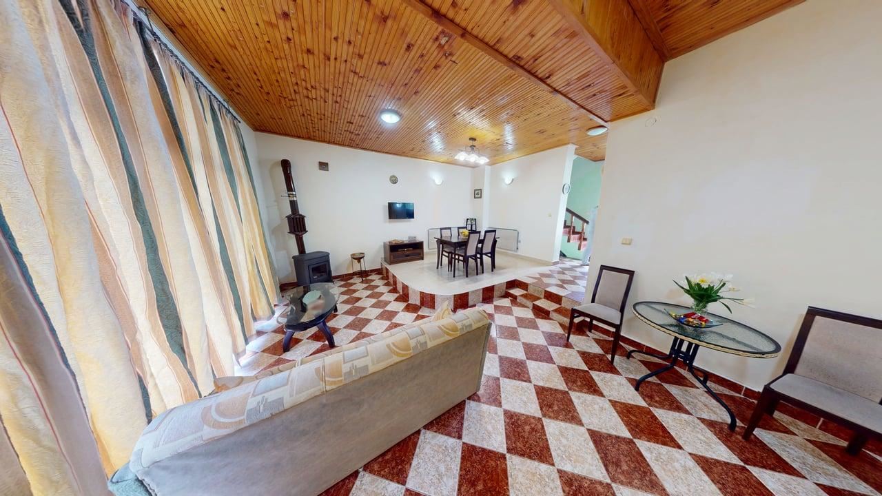 Zweigeschossiges Haus im Dorf Poroy – Ruhe, Raum und Komfort in Meeresnähe