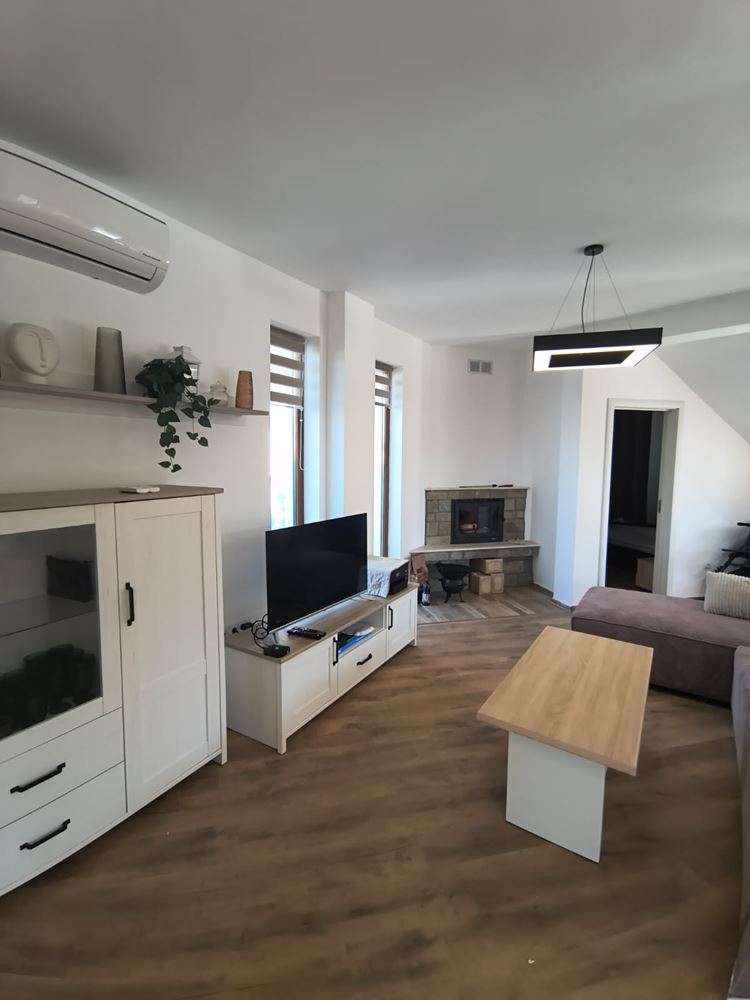 Zweistöckiges Haus mit Swimmingpool und eigenem Garten mit Stellplatz in Aheloy – vollständig möbliert und bezugsfertig
