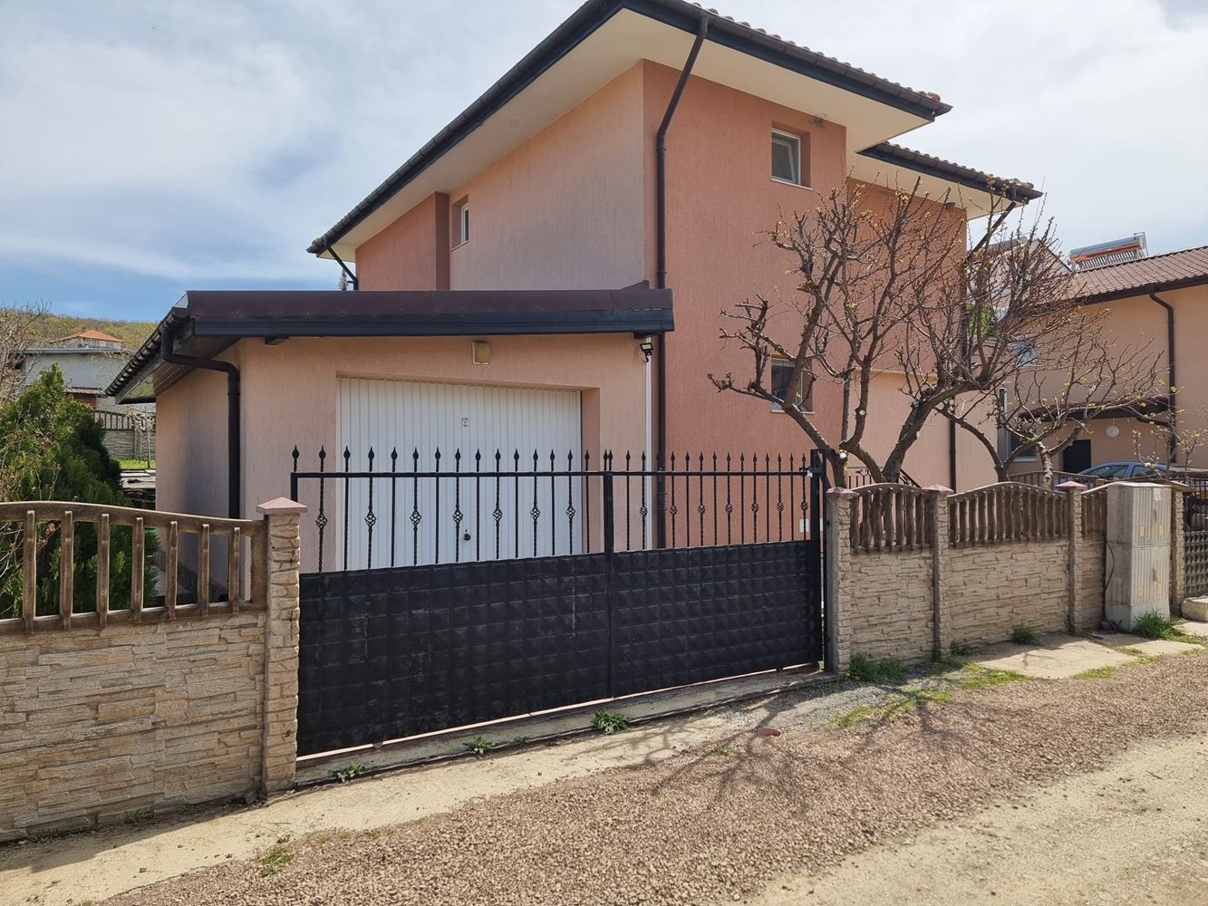 Wunderschönes zweistöckiges Haus mit Garten, Garage und moderner Heizung in Kosharitsa