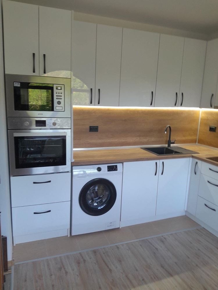 Zweistöckiges Einfamilienhaus im Dorf Goritsa – komplett renoviertes Zuhause mit Garten und wunderschöner Veranda