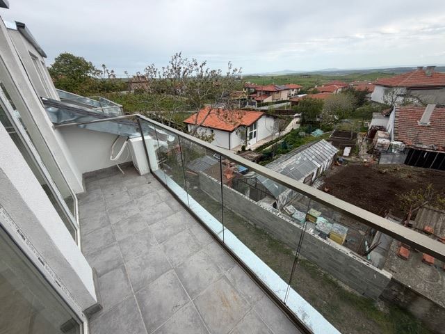 Dreistöckiges Reihenhaus in Banevo – moderne Bauweise, Hof und zwei Parkplätze