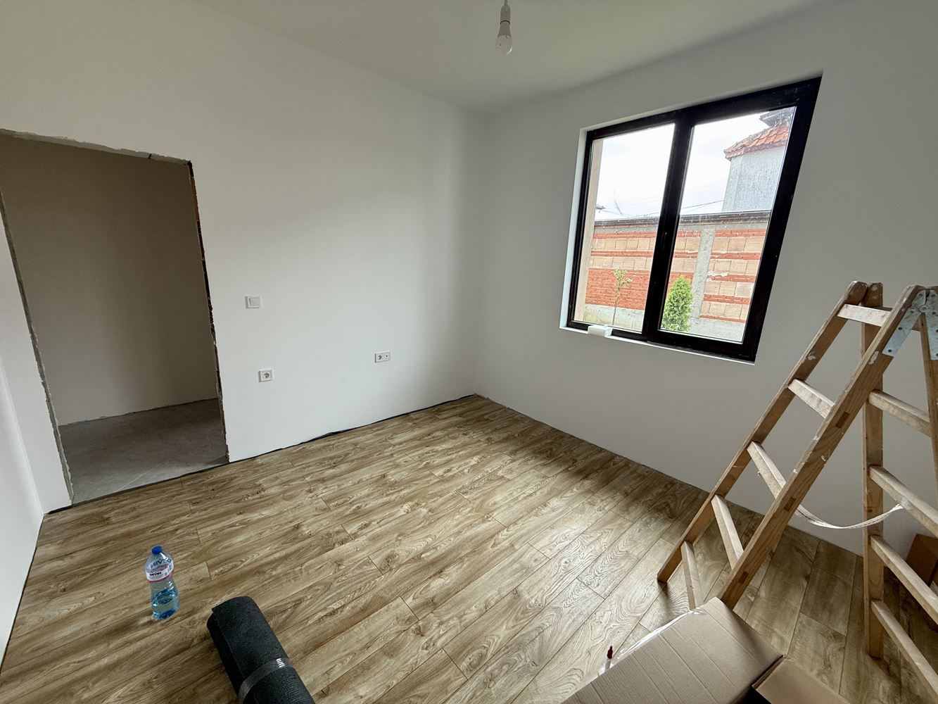Neues eingeschossiges Haus mit drei Schlafzimmern und eigenem Garten – Komfort, Ruhe und Qualität nahe Sonnenstrand