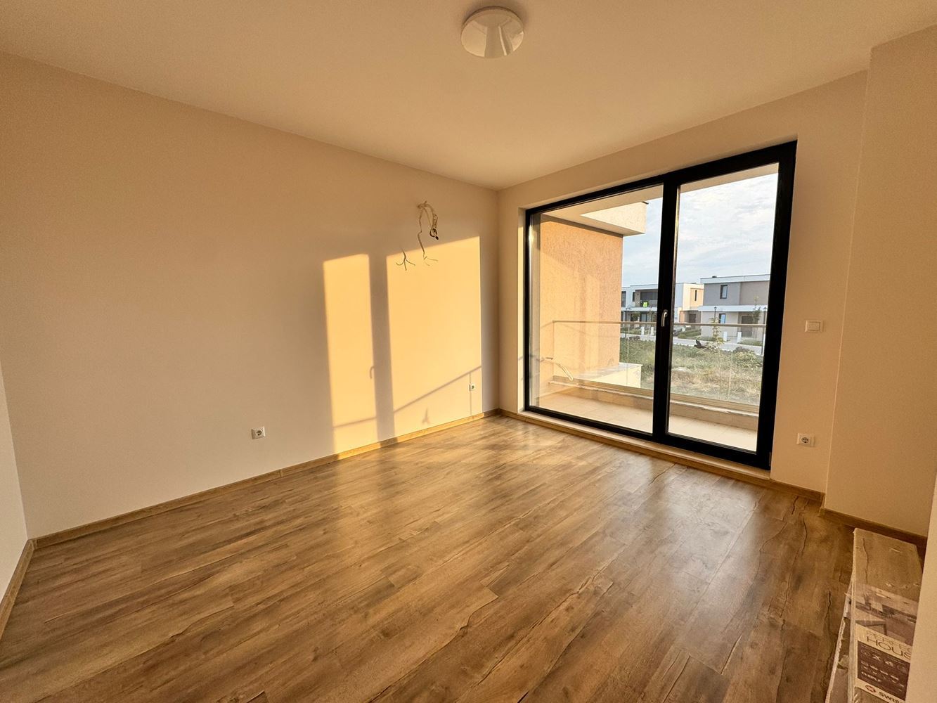 Modernes zweistöckiges Haus mit Garten in einem Luxuskomplex zwischen Pomorie und Sarafovo – Stil, Raum und Natur