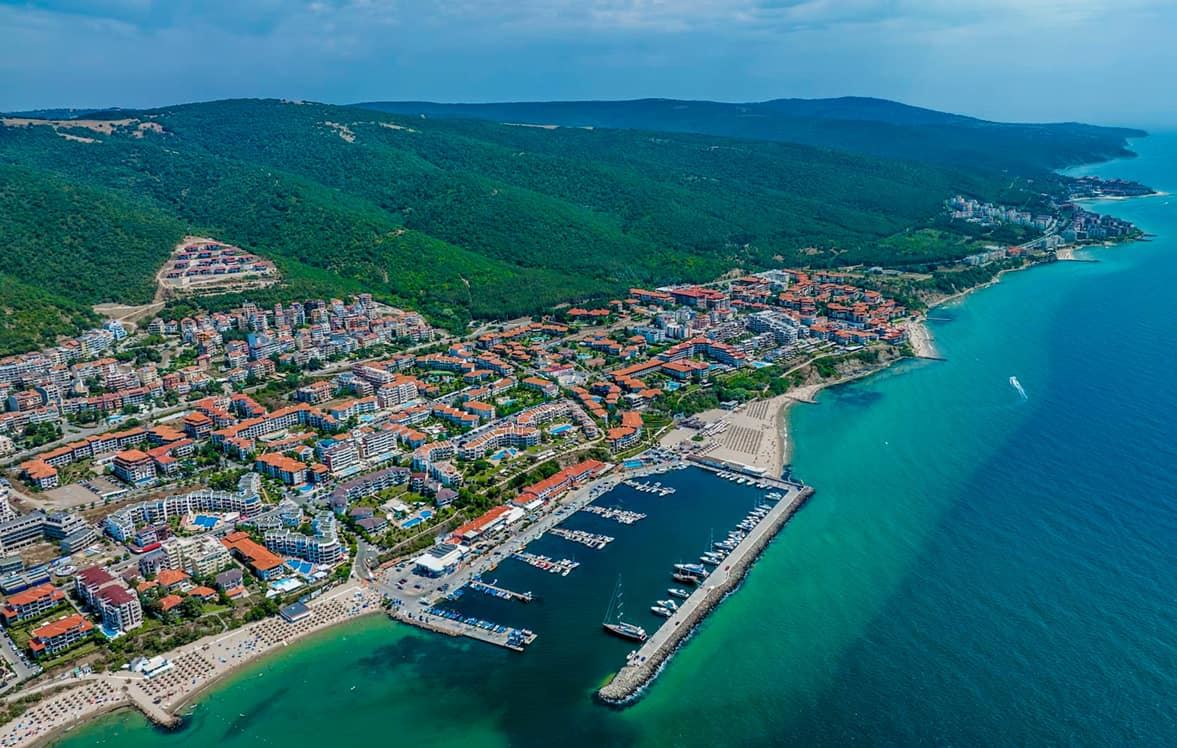 Neues Doppelhaus mit drei Schlafzimmern in Sveti Vlas – Meerblick, Natur und eine exklusive Wohnanlage