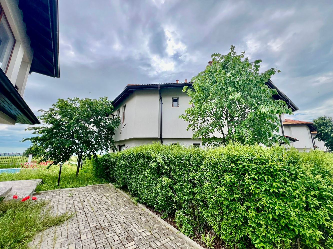 Freistehendes zweigeschossiges Haus mit Garten und Pool in einer bewachten Anlage in Aheloy