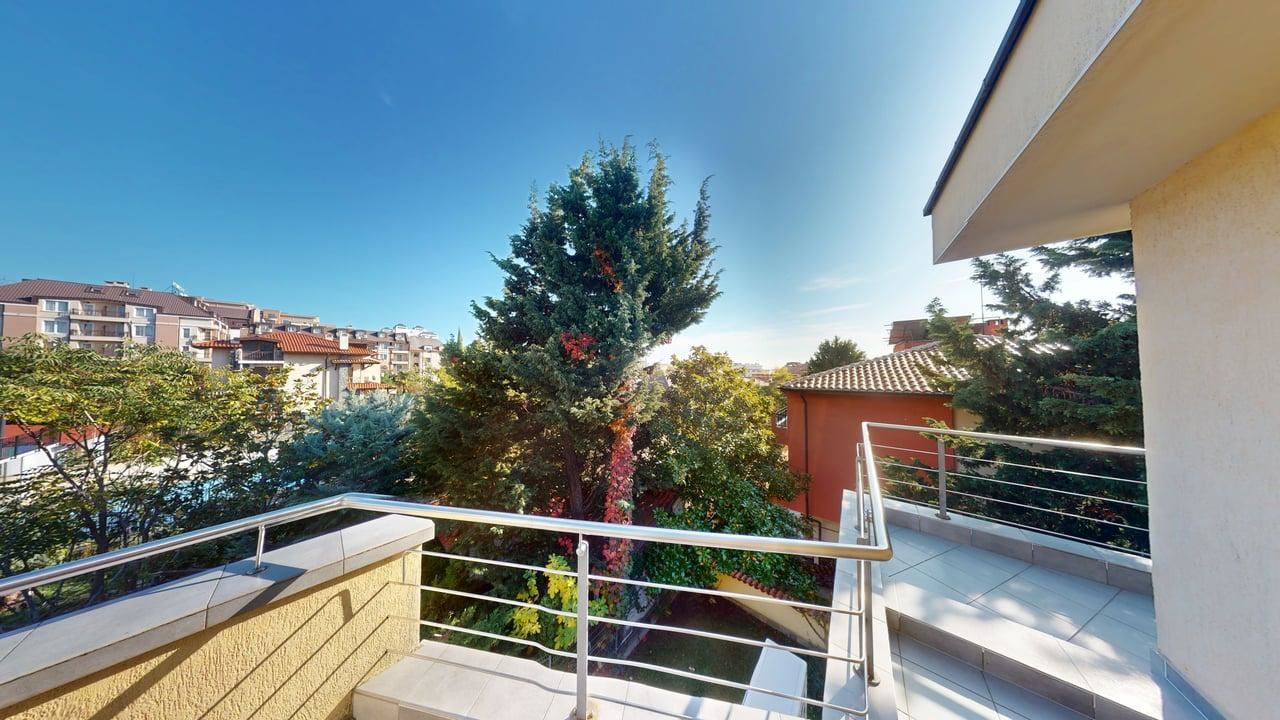 Panoramahaus auf vier Etagen mit 8 Schlafzimmern und Meerblick im Ferienort Sonnenstrand – ohne Wartungsgebühr