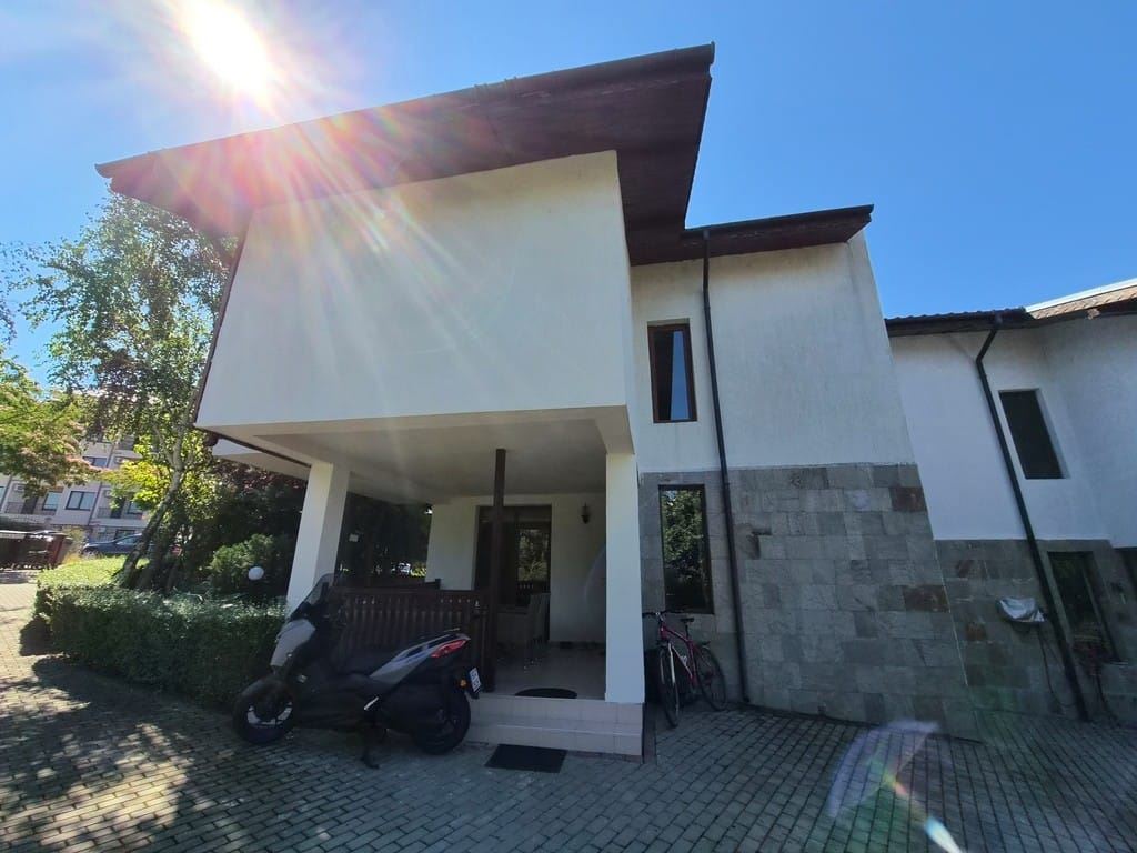 Geräumiges Townhouse in einer Boutique-Wohnanlage – vollständig möbliert, nahe am Meer und mit niedrigen Betriebskosten