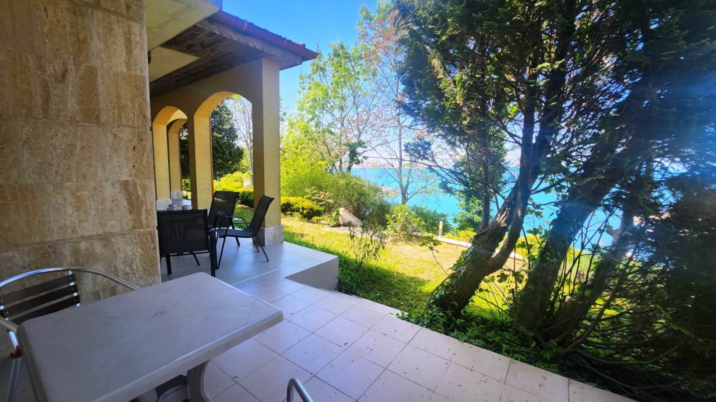 Wunderschönes dreistöckiges Haus in erster Meereslinie in Sosopol mit Panoramablick auf die Paradiesbucht