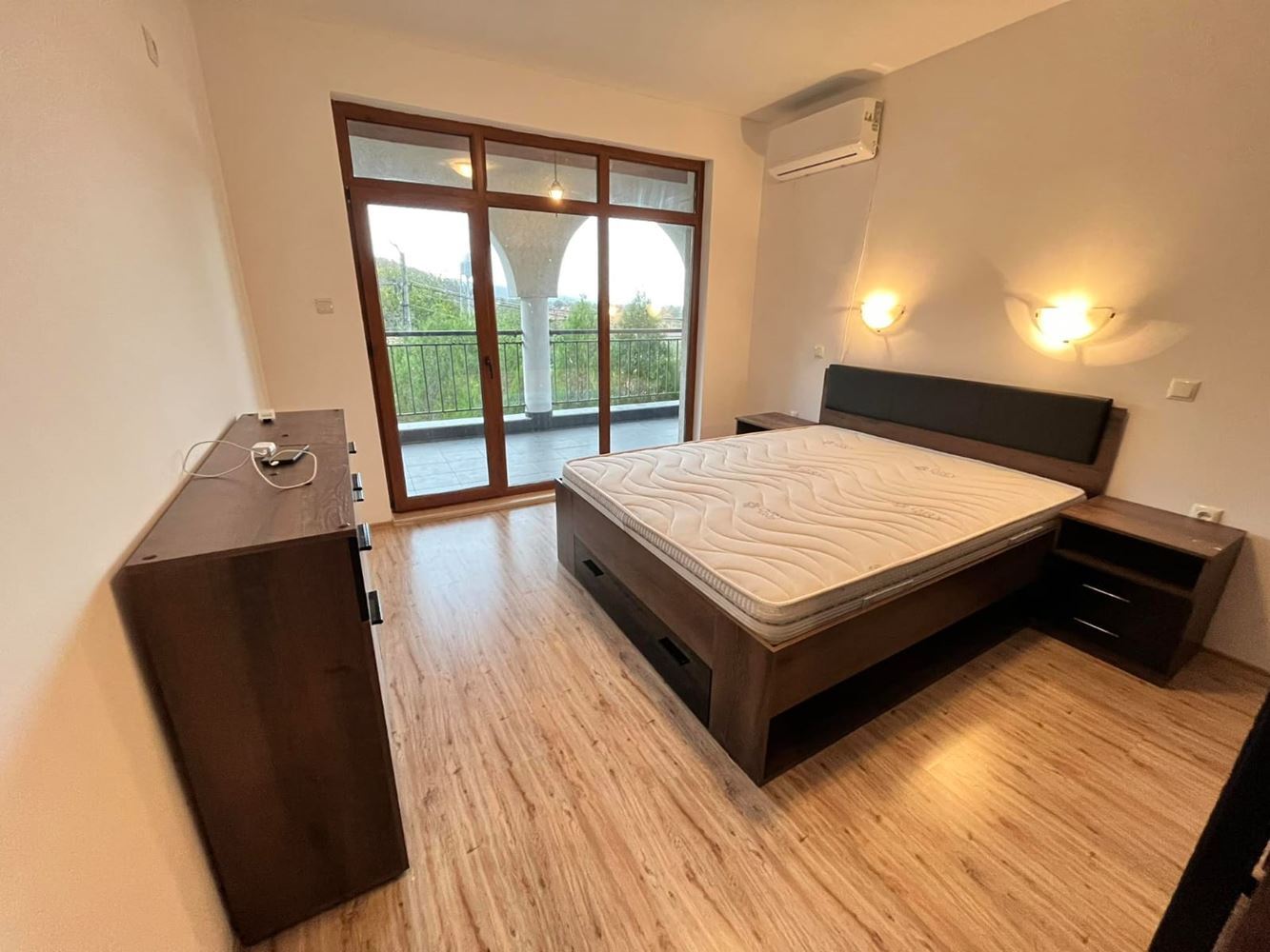 Zweistöckiges Einfamilienhaus im Dorf Goritsa – komplett renoviertes Zuhause mit Garten und wunderschöner Veranda