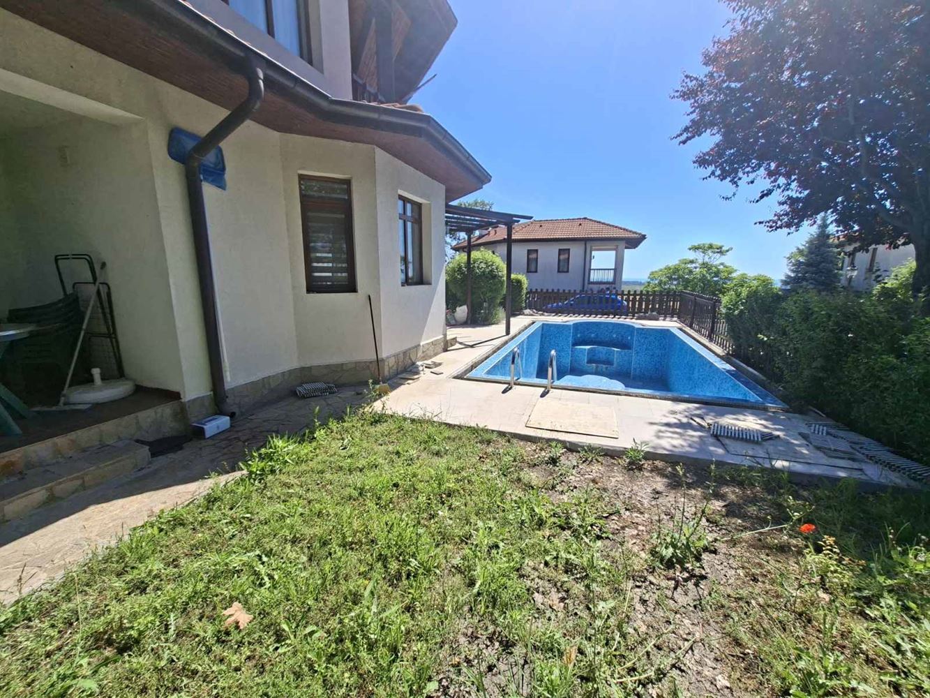 Zweistöckiges Haus mit Meerblick, eigenem Garten und Stellplatz in einer geschlossenen Wohnanlage