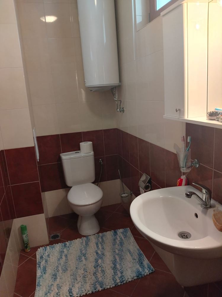 Geräumiges dreistöckiges Einfamilienhaus im Zentrum von Ravda – Komfort, Prestige und vollständige Unabhängigkeit