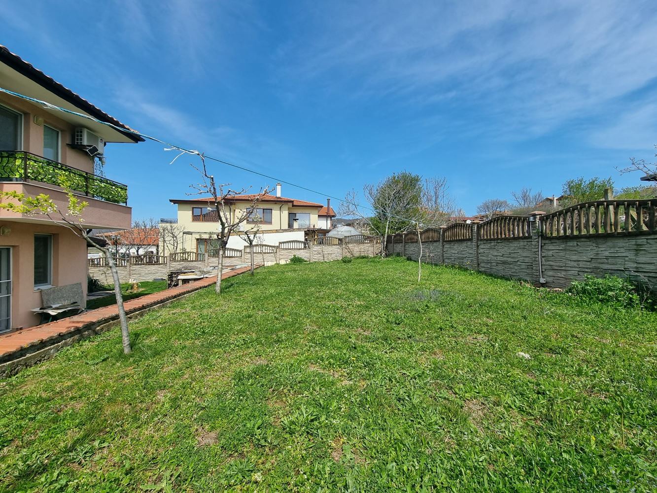 Wunderschönes zweistöckiges Haus mit Garten, Garage und moderner Heizung in Kosharitsa