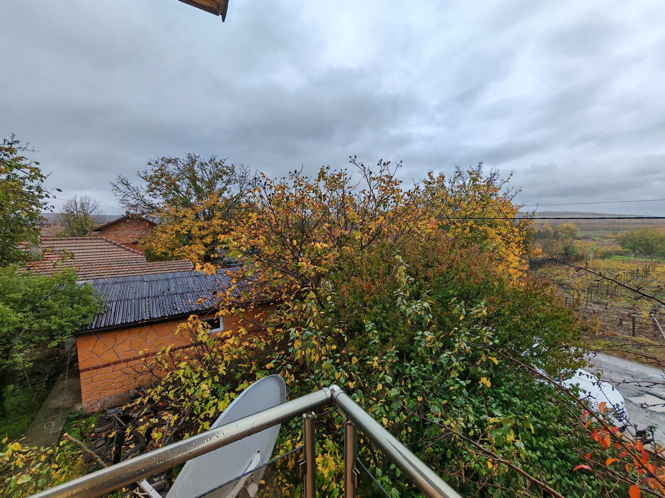 Freistehendes zweistöckiges Haus mit großem Garten und Weinberg im Dorf Poroy – Raum, Komfort und Ruhe