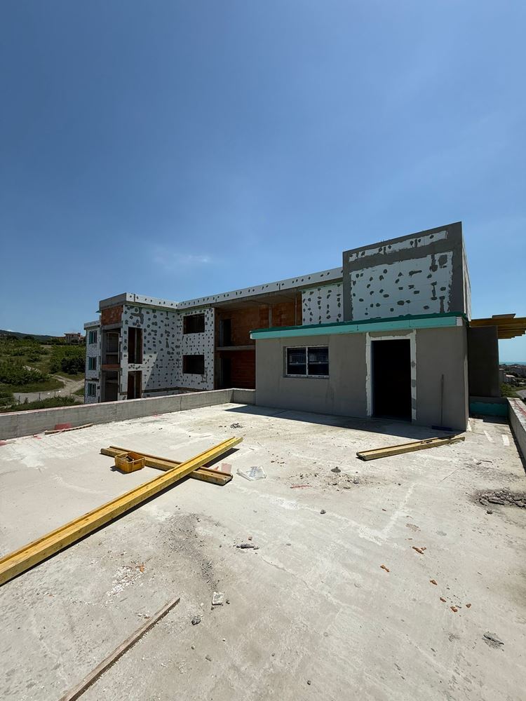 Luxuriöses geräumiges Haus mit Panoramaterrassen und eigenem Garten in einer modernen Anlage am Meer