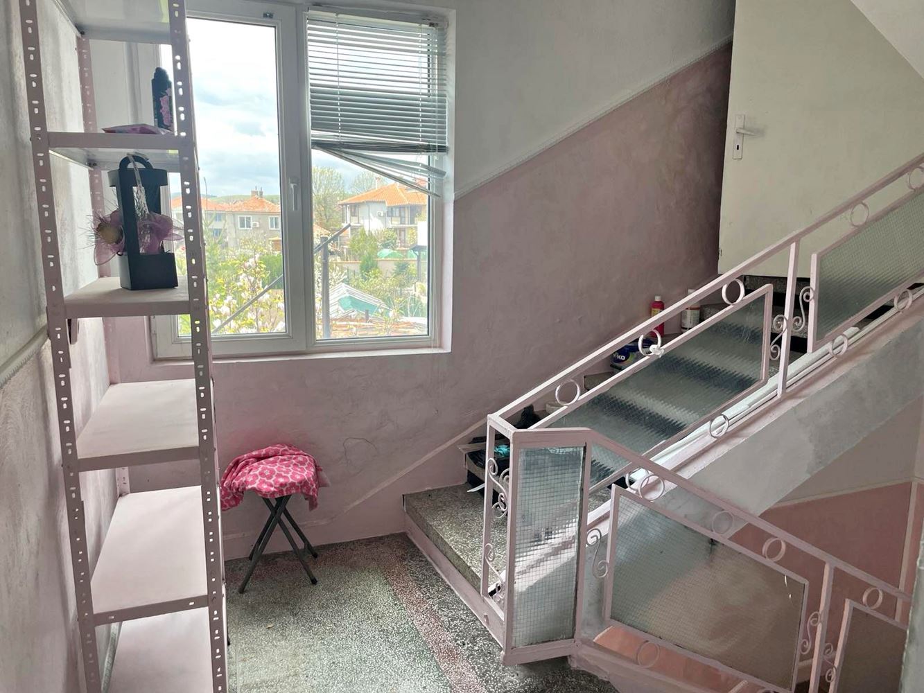 Eigenständiger Teil eines Hauses mit Hof in Burgas – Banevo, Großzügigkeit, Funktionalität und hervorragende Lage nahe den Mineralbädern