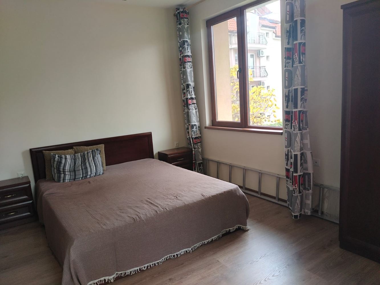 Geräumiges dreistöckiges Einfamilienhaus im Zentrum von Ravda – Komfort, Prestige und vollständige Unabhängigkeit