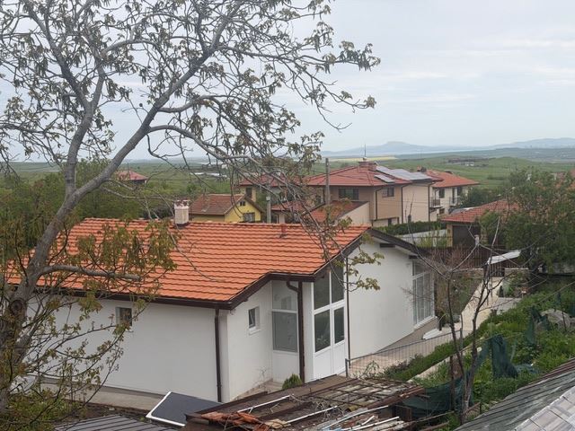 Dreistöckiges Reihenhaus in Banevo – moderne Bauweise, Hof und zwei Parkplätze