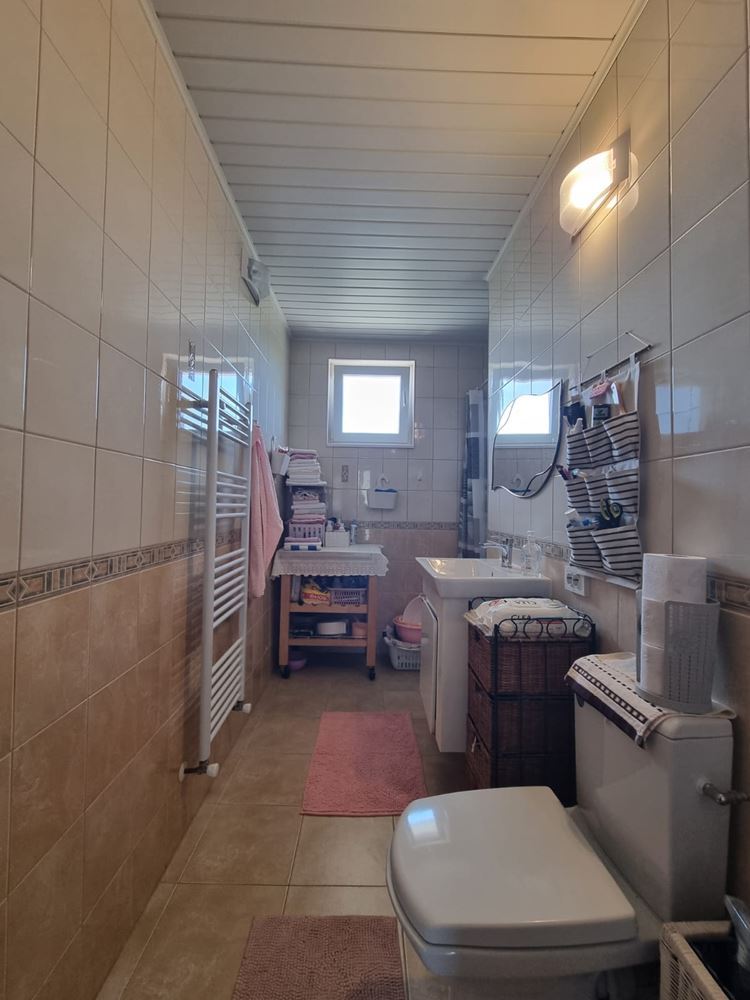Wunderschönes zweistöckiges Haus mit Garten, Garage und moderner Heizung in Kosharitsa