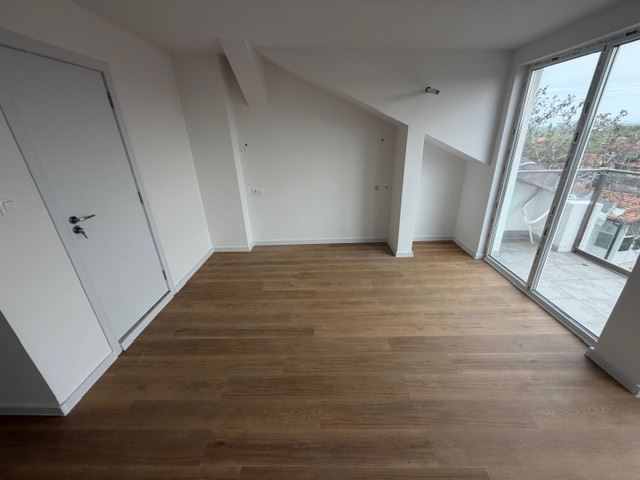 Dreistöckiges Reihenhaus in Banevo – moderne Bauweise, Hof und zwei Parkplätze