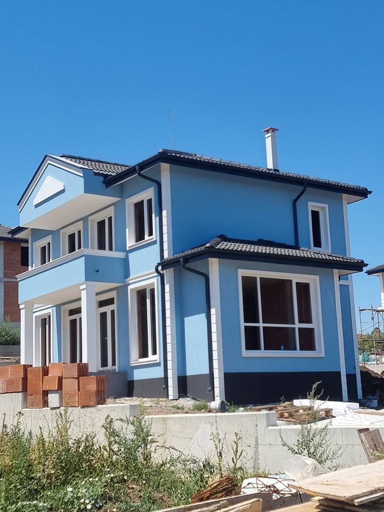 Neues Einfamilienhaus mit eigenem Garten, Stellplatz und ohne Instandhaltungsgebühr im Dorf Cherni Vrah