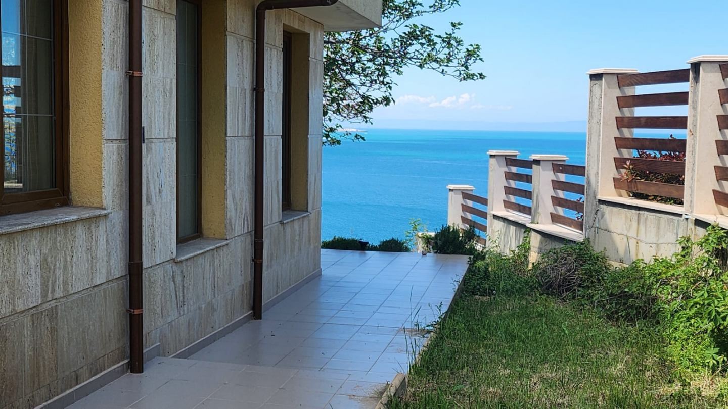 Wunderschönes dreistöckiges Haus in erster Meereslinie in Sosopol mit Panoramablick auf die Paradiesbucht