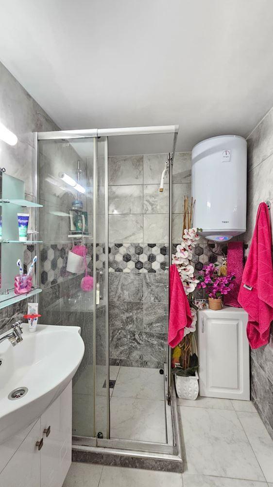 Außergewöhnliches einstöckiges Haus mit großzügigem Garten im ruhigen Dorf Kosharitsa