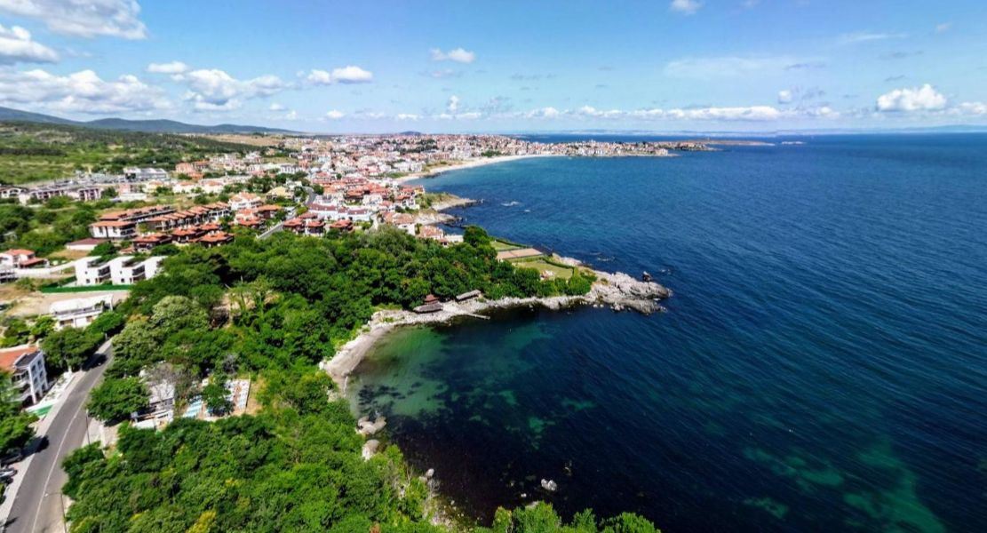 Freistehendes dreistöckiges Haus in einem Boutique-Komplex luxuriöser Häuser mit Meerblick in Budzhaka – Sozopol