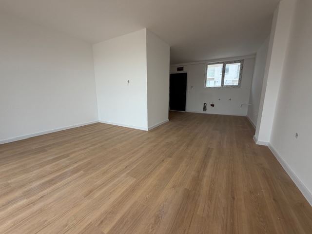Dreistöckiges Reihenhaus in Banevo – moderne Bauweise, Hof und zwei Parkplätze