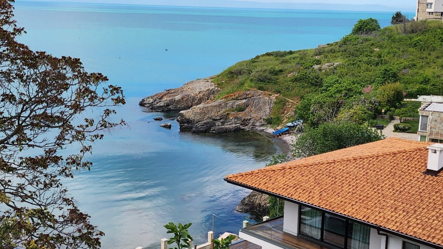 Wunderschönes dreistöckiges Haus in erster Meereslinie in Sosopol mit Panoramablick auf die Paradiesbucht