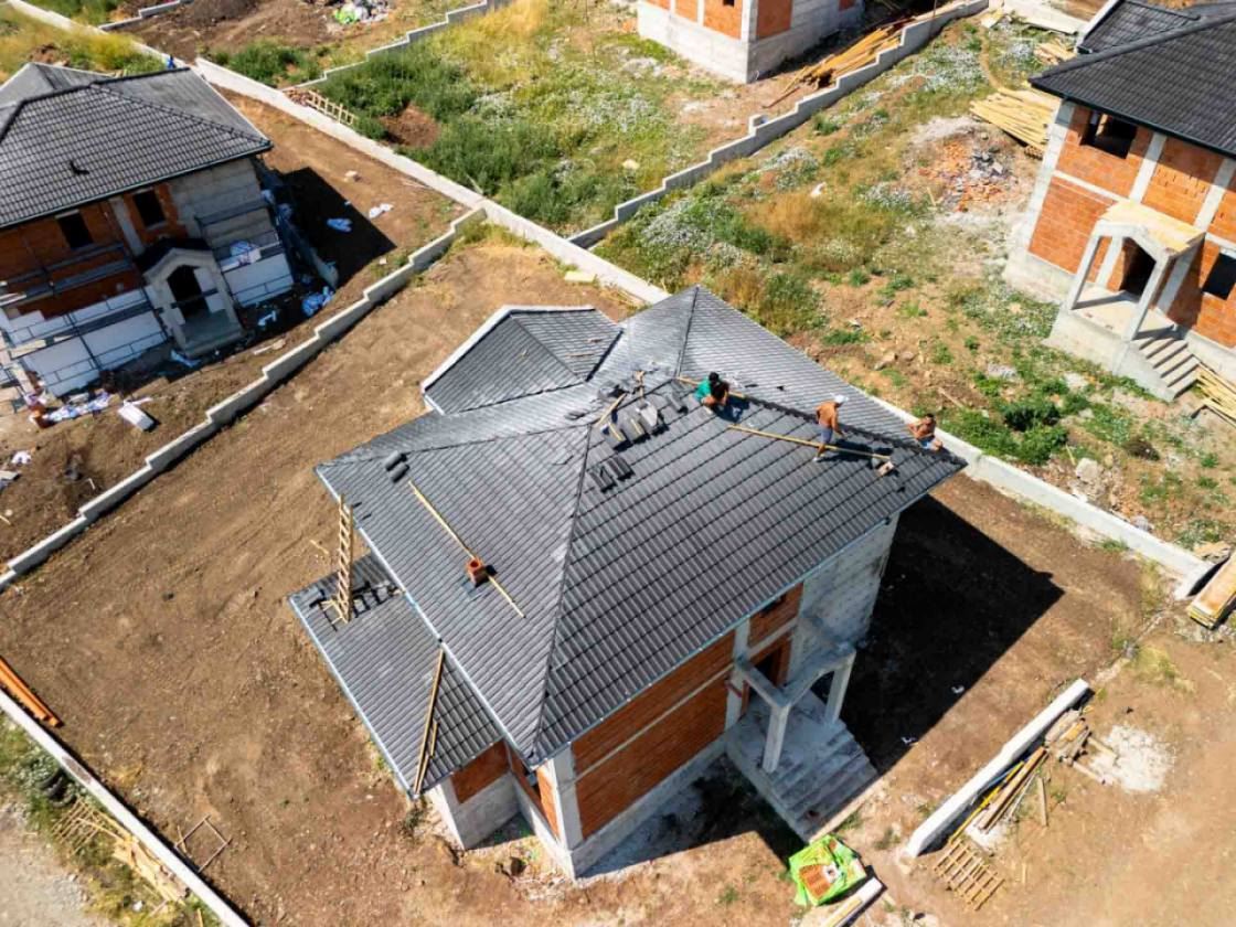 Neues Einfamilienhaus mit eigenem Garten, Stellplatz und ohne Instandhaltungsgebühr im Dorf Cherni Vrah