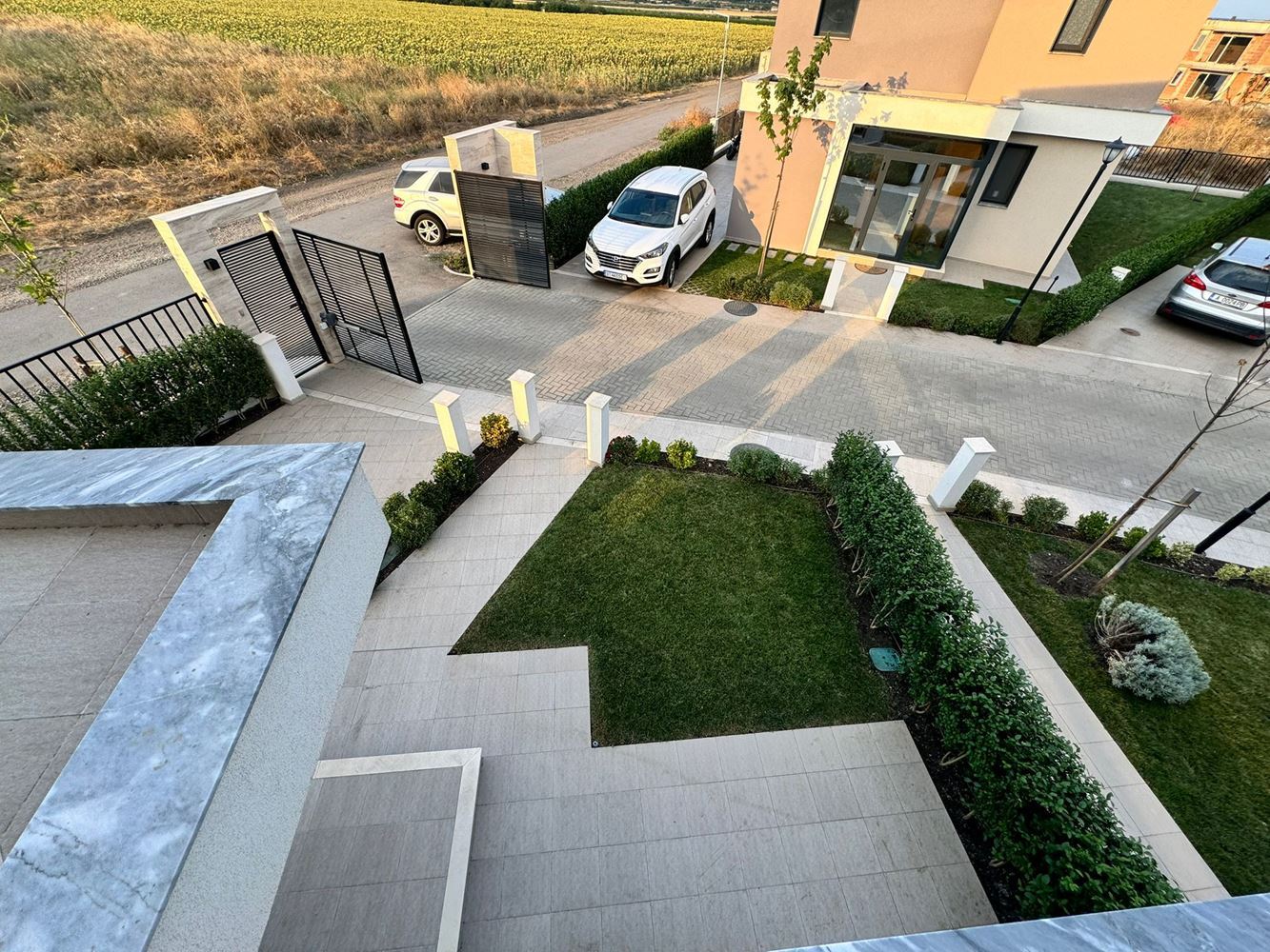 Modernes zweistöckiges Haus mit Garten in einem Luxuskomplex zwischen Pomorie und Sarafovo – Stil, Raum und Natur