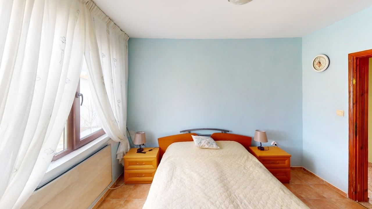 Zweigeschossiges Haus im Dorf Poroy – Ruhe, Raum und Komfort in Meeresnähe