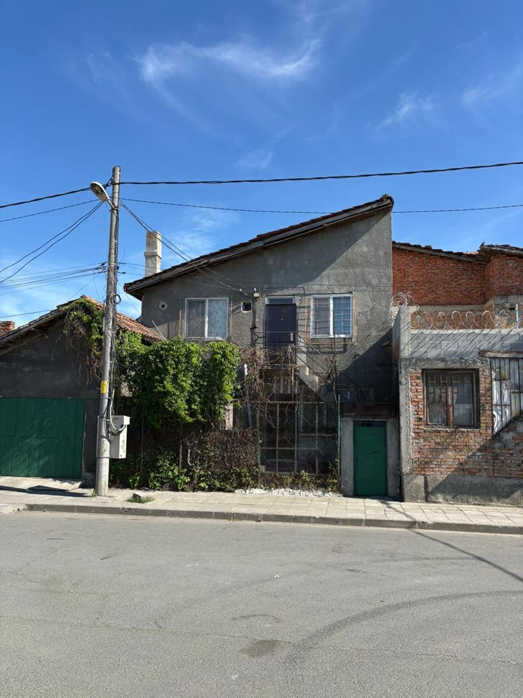 Burgas – Freistehendes zweistöckiges Haus mit Garage und Möglichkeit für zwei unabhängige Wohneinheiten