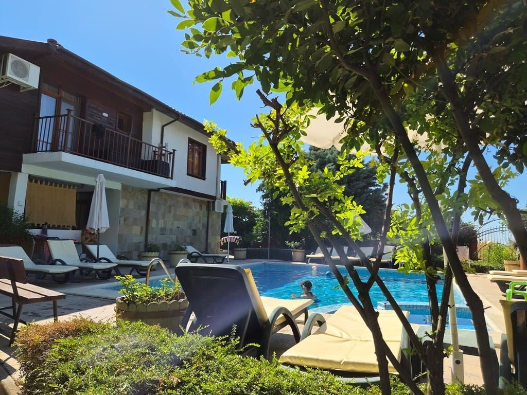 Geräumiges Townhouse in einer Boutique-Wohnanlage – vollständig möbliert, nahe am Meer und mit niedrigen Betriebskosten
