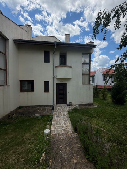 Zweigeschossiges Haus mit Garten in einer geschlossenen Anlage nahe Sonnenstrand – Ruhe, Grün und Komfort