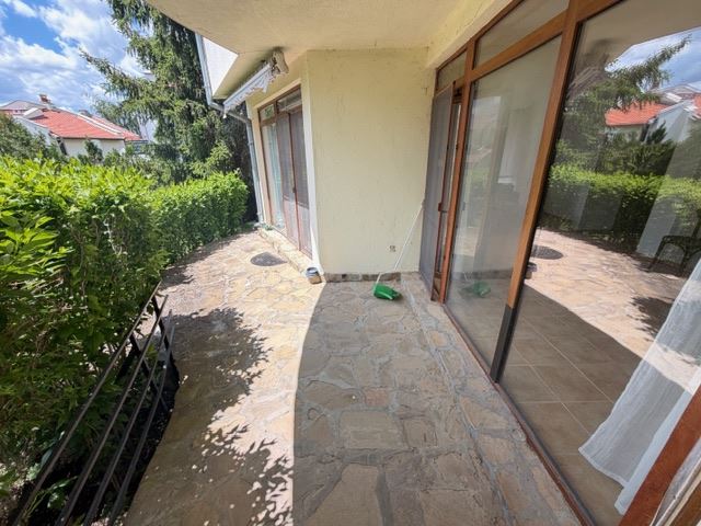 Zweigeschossiges Haus mit Garten in einer geschlossenen Anlage nahe Sonnenstrand – Ruhe, Grün und Komfort