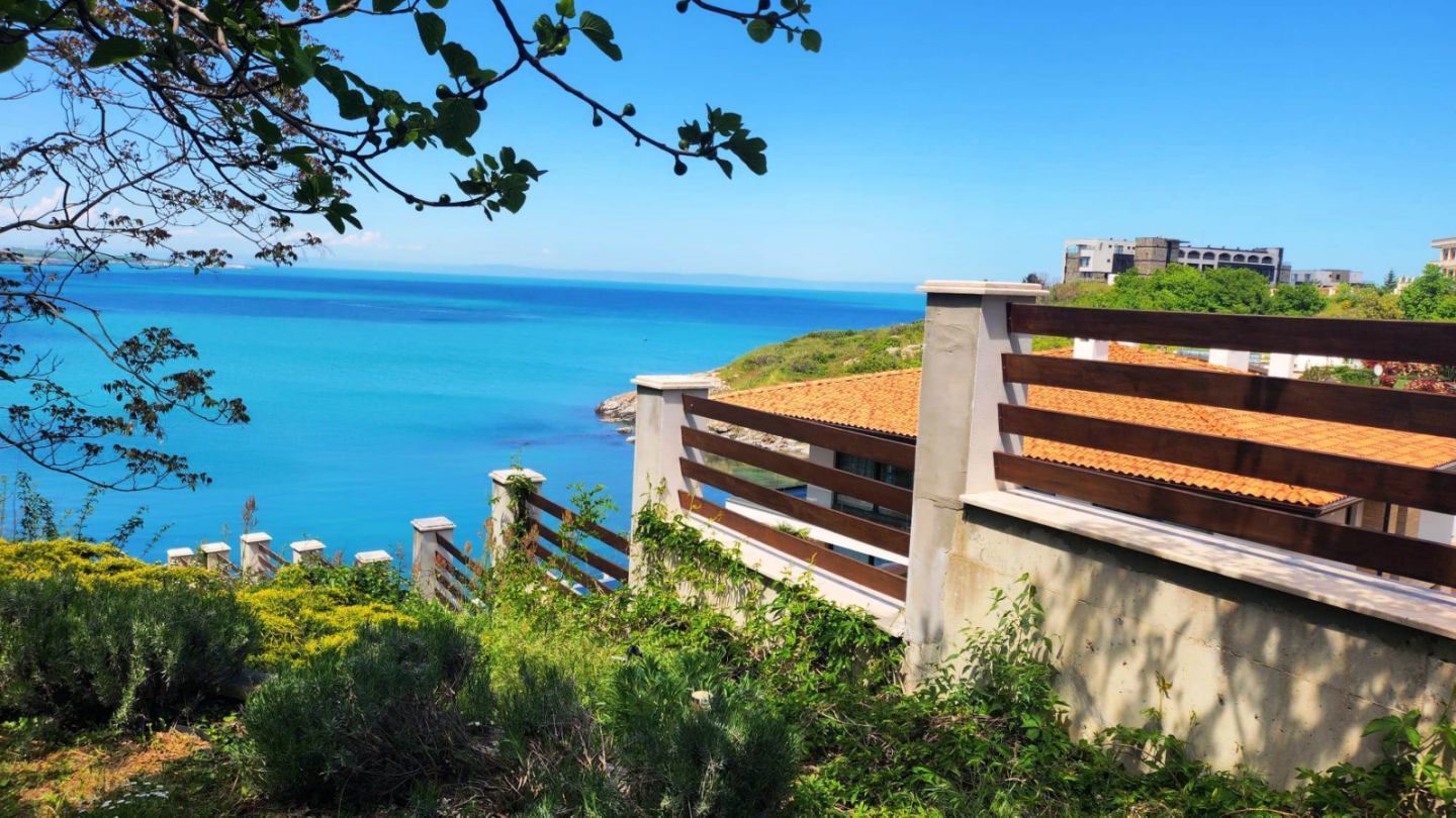 Wunderschönes dreistöckiges Haus in erster Meereslinie in Sosopol mit Panoramablick auf die Paradiesbucht