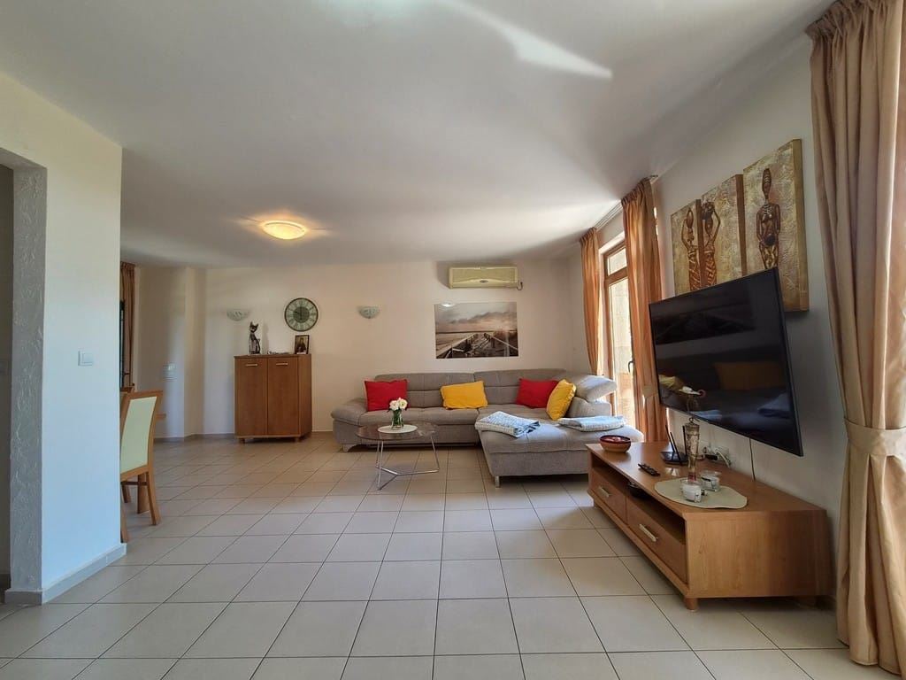 Geräumiges Townhouse in einer Boutique-Wohnanlage – vollständig möbliert, nahe am Meer und mit niedrigen Betriebskosten