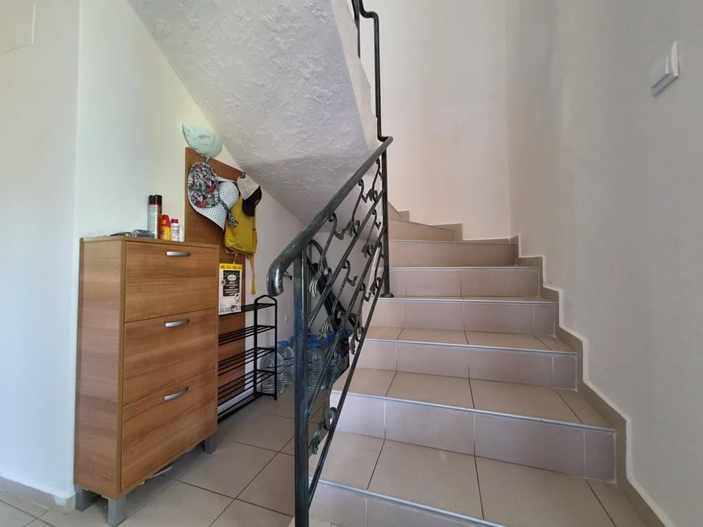 Geräumiges Townhouse in einer Boutique-Wohnanlage – vollständig möbliert, nahe am Meer und mit niedrigen Betriebskosten