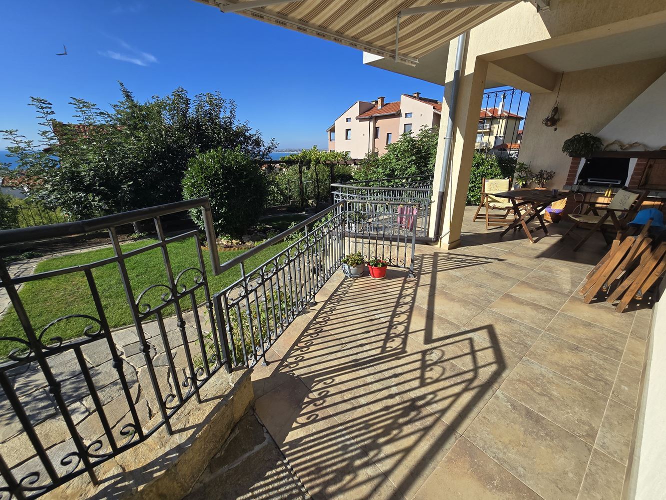 Freistehendes Haus mit Panoramablick auf das Meer und eigenem Garten in Sveti Vlas