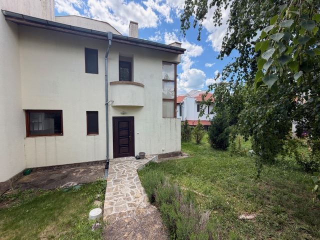 Zweigeschossiges Haus mit Garten in einer geschlossenen Anlage nahe Sonnenstrand – Ruhe, Grün und Komfort