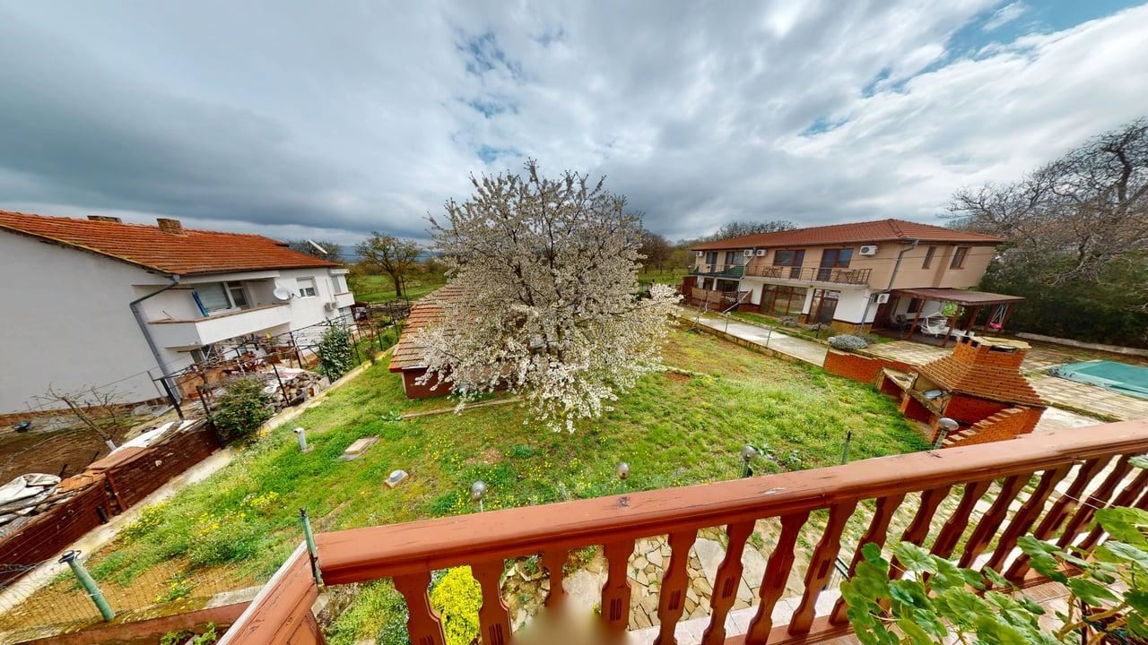 Zweigeschossiges Haus im Dorf Poroy – Ruhe, Raum und Komfort in Meeresnähe