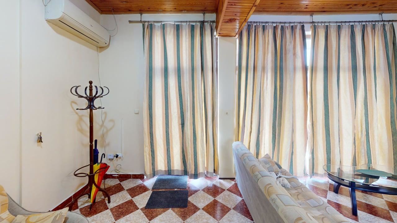 Zweigeschossiges Haus im Dorf Poroy – Ruhe, Raum und Komfort in Meeresnähe