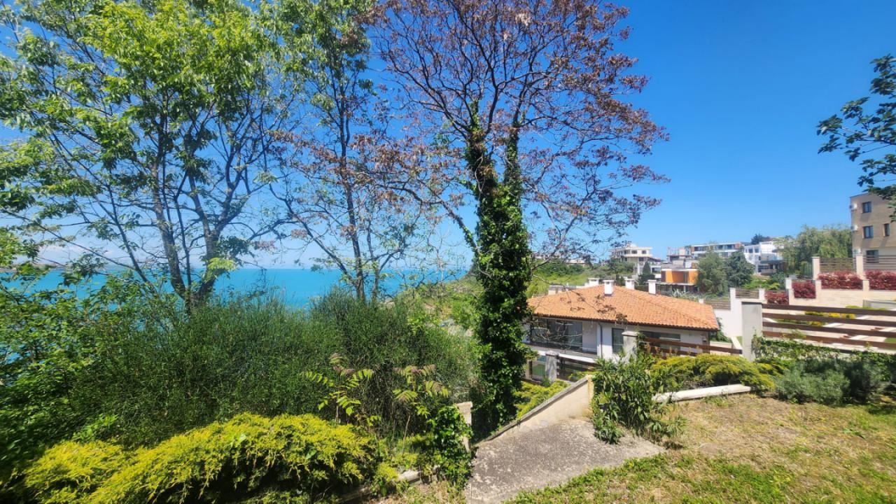Wunderschönes dreistöckiges Haus in erster Meereslinie in Sosopol mit Panoramablick auf die Paradiesbucht