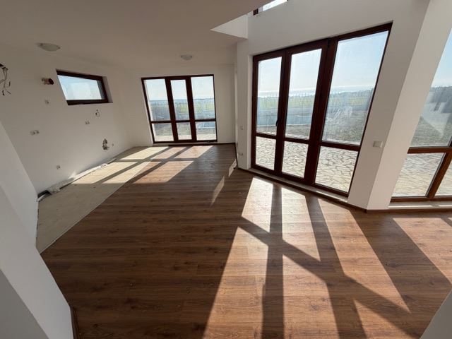 Luxuriöses zweistöckiges Haus mit Meerblick in Aheloy