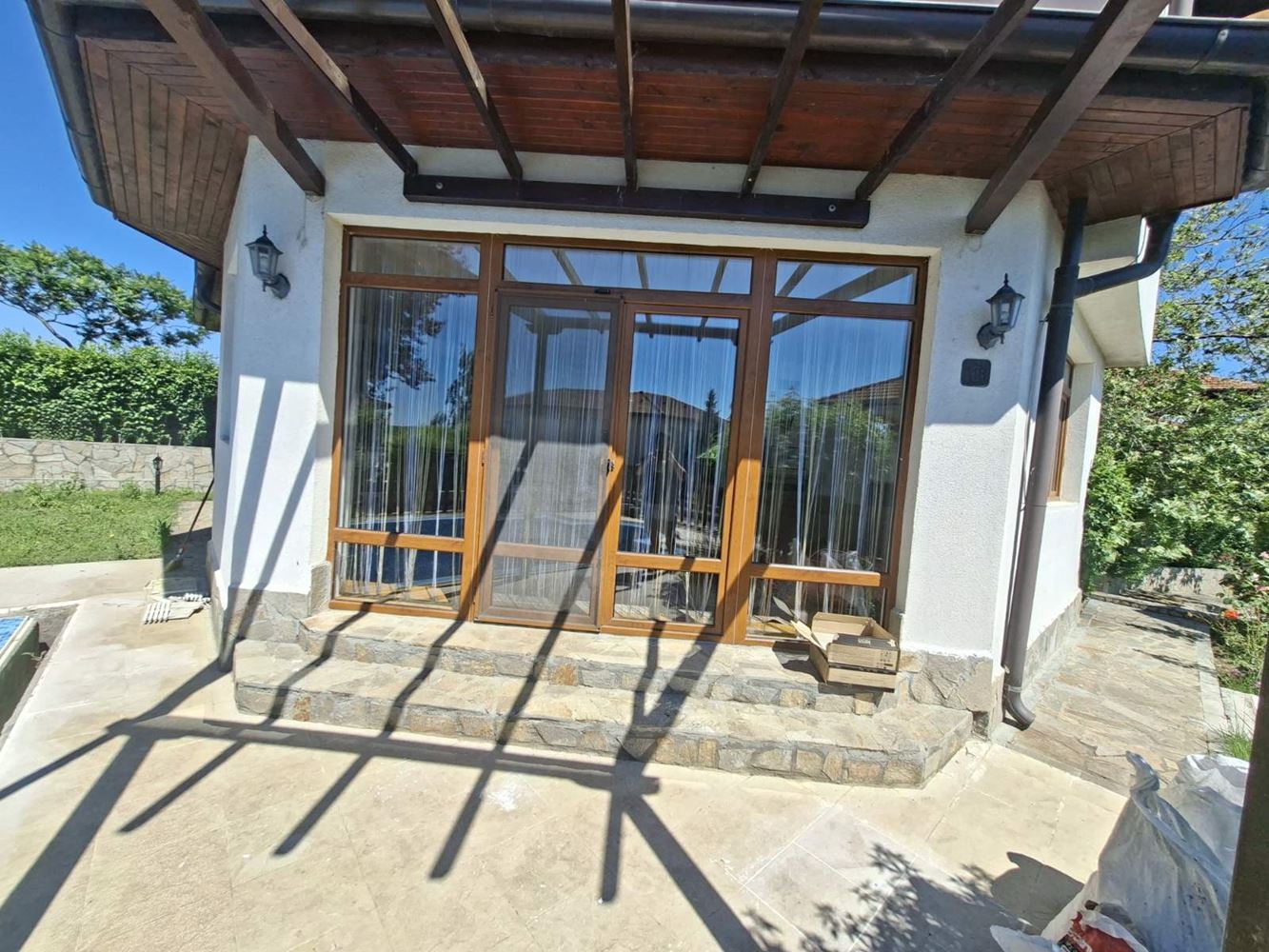 Zweistöckiges Haus mit Meerblick, eigenem Garten und Stellplatz in einer geschlossenen Wohnanlage