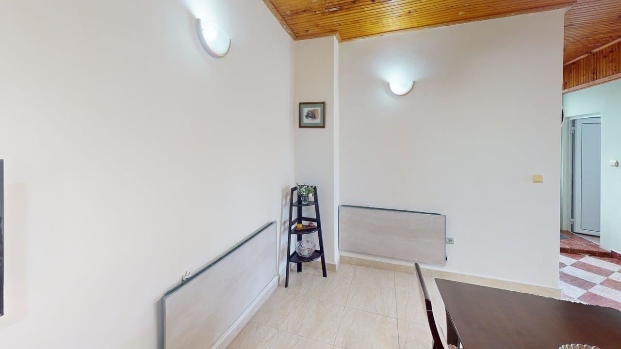 Zweigeschossiges Haus im Dorf Poroy – Ruhe, Raum und Komfort in Meeresnähe