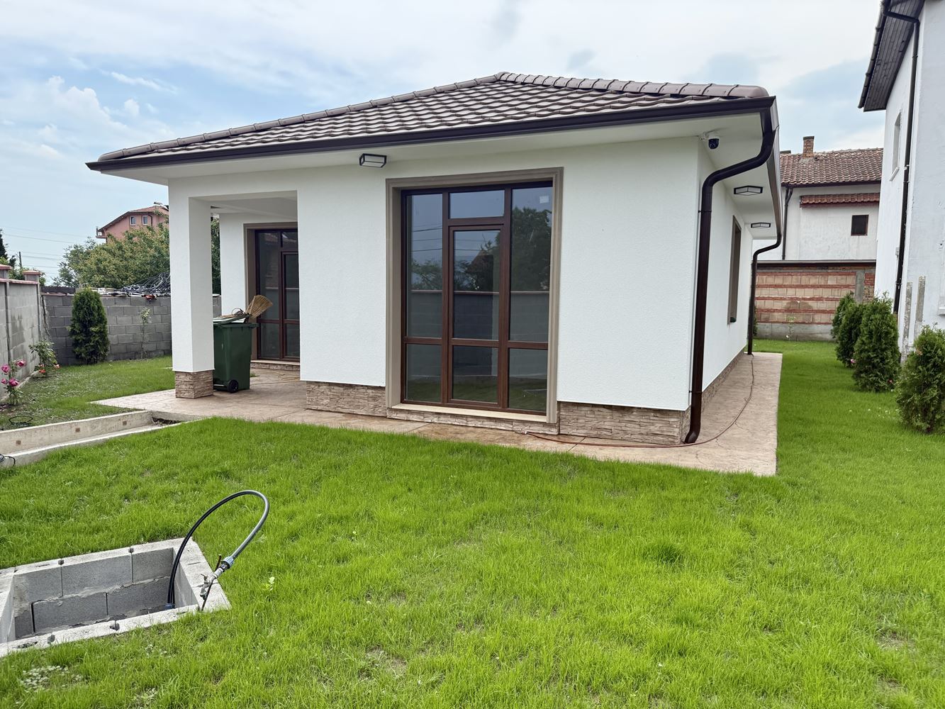 Neues eingeschossiges Haus mit drei Schlafzimmern und eigenem Garten – Komfort, Ruhe und Qualität nahe Sonnenstrand