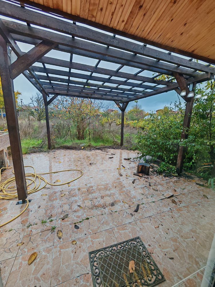 Freistehendes zweistöckiges Haus mit großem Garten und Weinberg im Dorf Poroy – Raum, Komfort und Ruhe