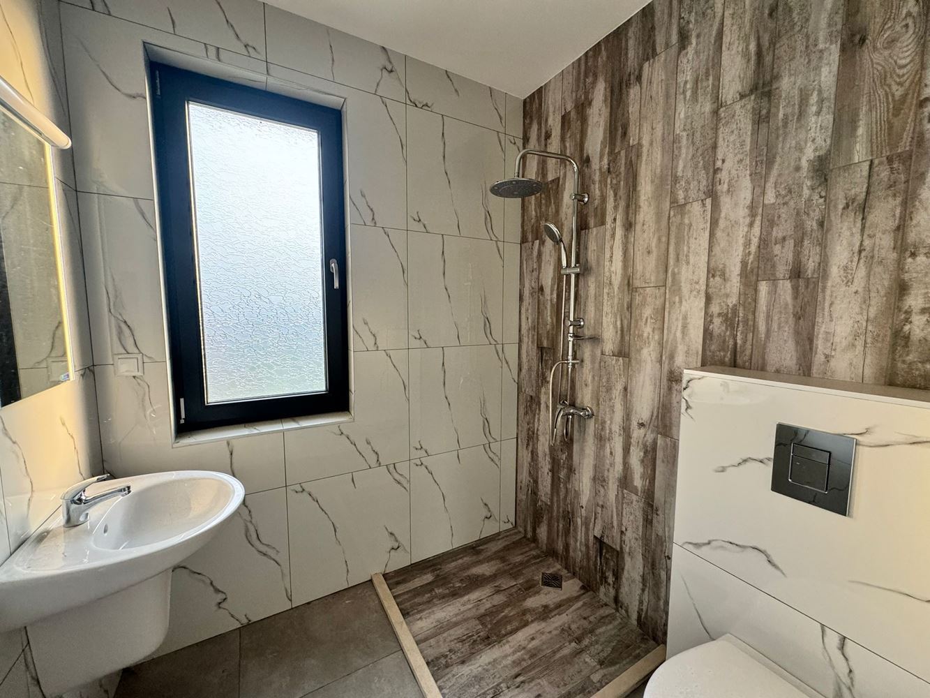 Modernes zweistöckiges Haus mit Garten in einem Luxuskomplex zwischen Pomorie und Sarafovo – Stil, Raum und Natur